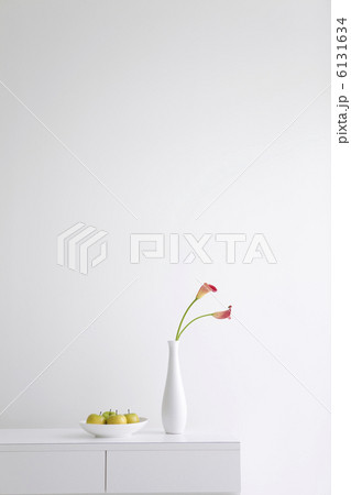 棚の上のりんごと花 棚の上のりんごと花 6131634
