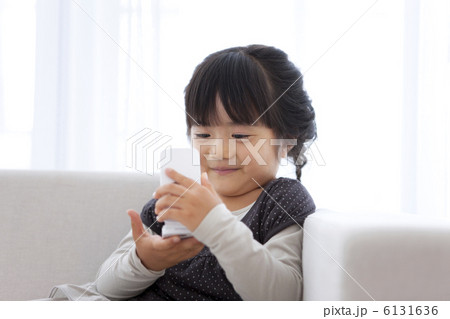 携帯電話を持っている女の子 携帯電話を持っている女の子 6131636