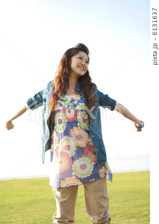 伸びをする若者女性 伸びをする若者女性 6131637