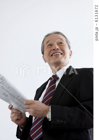 新聞を持つ笑顔の中高年ビジネスマン 6131672