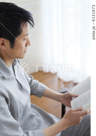 本を読む男性 6131673