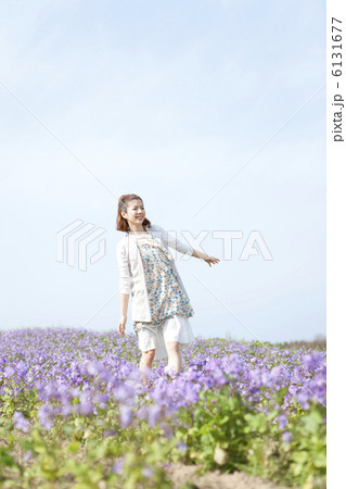 花畑を歩く女性 6131677