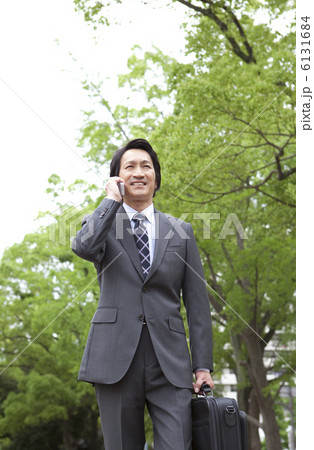 携帯電話で話すビジネスマン 6131684