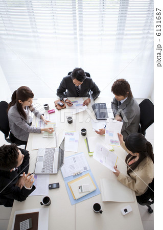 会議をするビジネスマンとビジネスウーマン 6131687