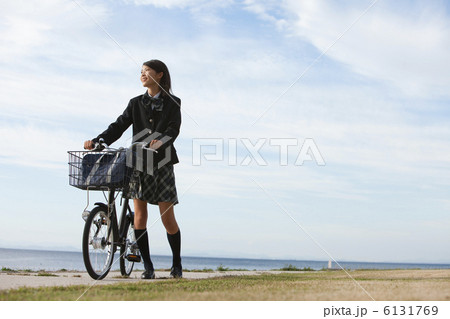 自転車を押す女子学生 自転車を押す女子学生 6131769