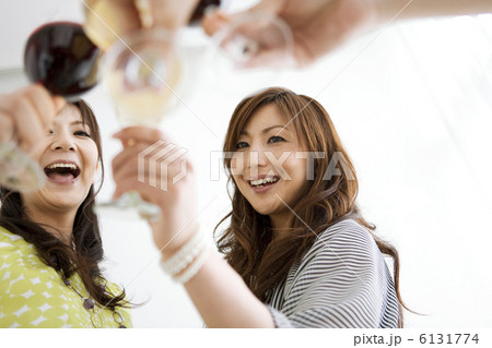 乾杯をする女性 6131774