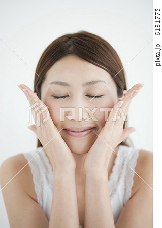 頬に手を当てている女性 6131775