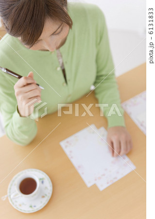 手紙を書く女性 6131833