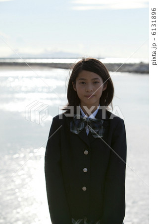 海岸に立つ女子学生 海岸に立つ女子学生 6131896