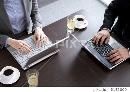 パソコンするビジネスウーマンとビジネスマン パソコンするビジネスウーマンとビジネスマン 6132000