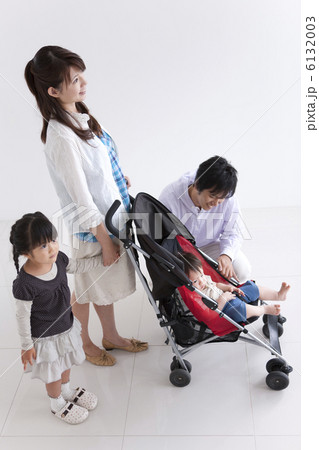 散歩している家族 6132003