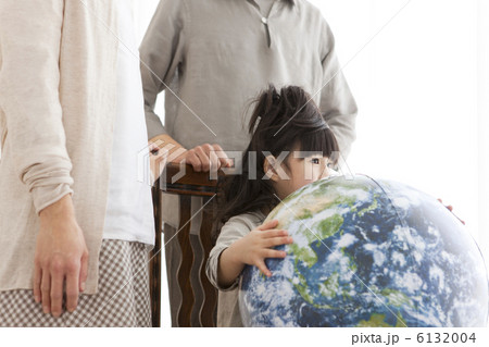 地球儀を持つ娘と両親 地球儀を持つ娘と両親 6132004