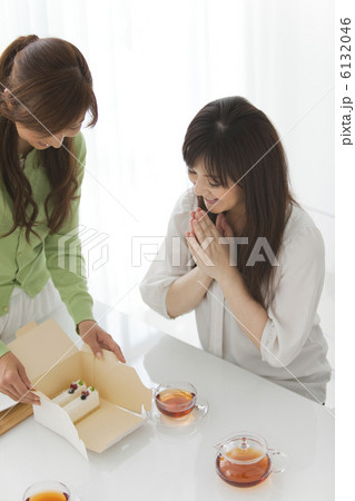 2人の女性のティータイム 6132046