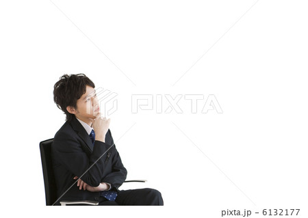 座って考えるビジネスマン 6132177