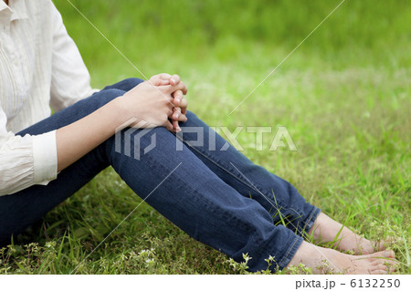芝生に座る女性 芝生に座る女性 6132250