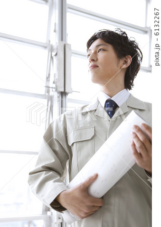 図面を持っている作業着姿の男性 6132267