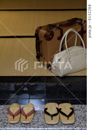 玄関に置かれている草履と旅行カバン 6132268