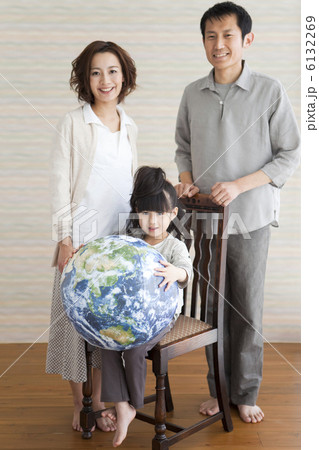 地球儀を持つ娘と両親 6132269