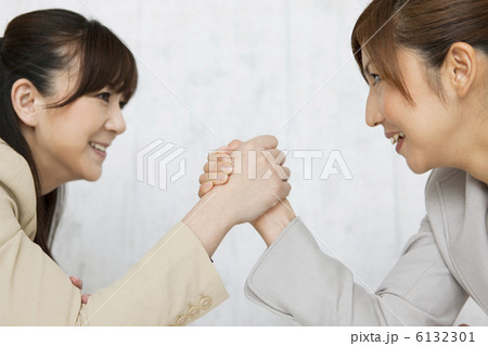 腕相撲をするビジネスウーマン 6132301