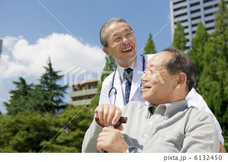 車いすの中高年男性と男性医師 6132450