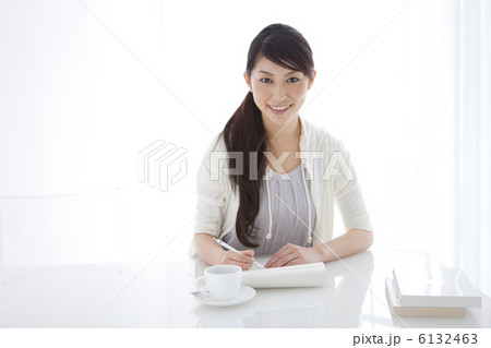 手紙を書く女性 6132463