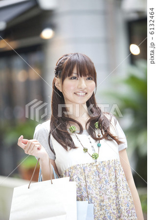 紙袋を持った女性 6132464