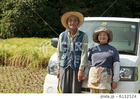 農家の老夫婦と軽トラック 農家の老夫婦と軽トラック 6132524