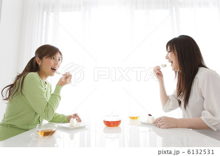 2人の女性のティータイム 6132531