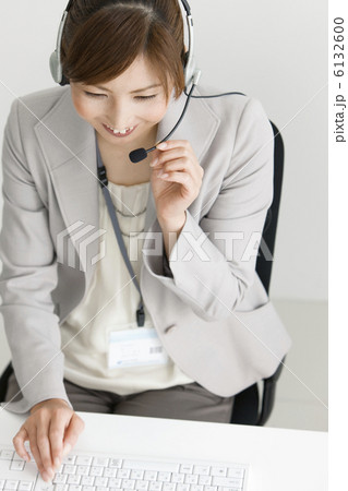 インカムをつけたビジネスウーマン 6132600