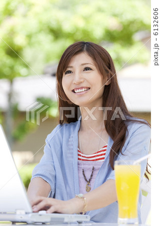 カフェでパソコンをする若者女性 6132606