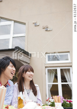 オープンカフェで遠くを見る日本人カップル オープンカフェで遠くを見る日本人カップル 6132637