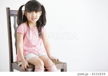 椅子に座る女の子 6132639