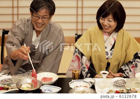 浴衣を着て食事する中高年夫婦 浴衣を着て食事する中高年夫婦 6132678