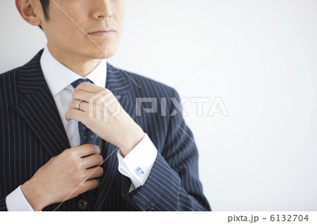 ネクタイを締めるビジネスマン 6132704