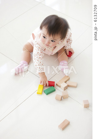 積み木で遊ぶ赤ちゃん 積み木で遊ぶ赤ちゃん 6132709