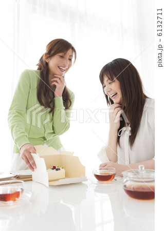2人の女性のティータイム 6132711
