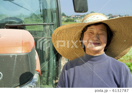 農家の女性とトラクター 農家の女性とトラクター 6132787