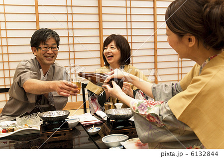 父親にお酌する娘 6132844