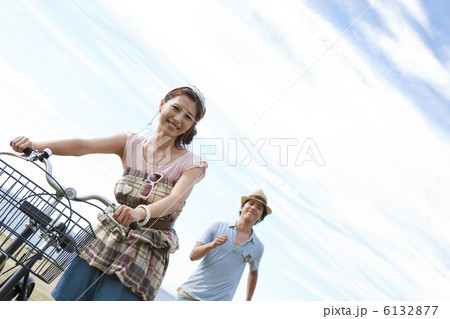 自転車を押す女性と追いかける男性 6132877