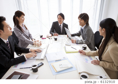 会議をするビジネスマンとビジネスウーマン 6132910