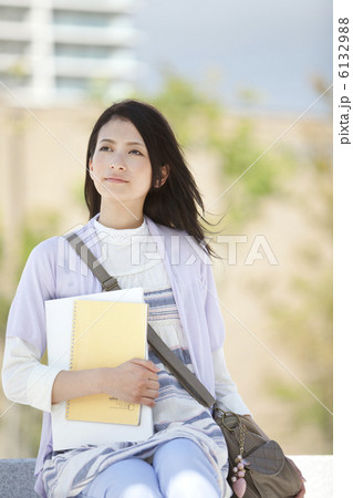 座っている日本人学生 座っている日本人学生 6132988