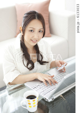ネットショッピングをする女性 6133033