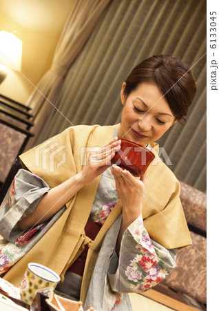 浴衣を着て食事する女性 6133045