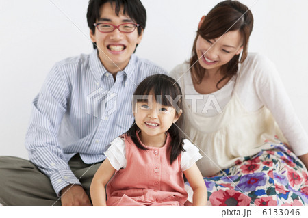 笑顔で座る家族 6133046