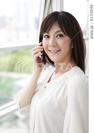 携帯電話で話す女性 携帯電話で話す女性 6133049