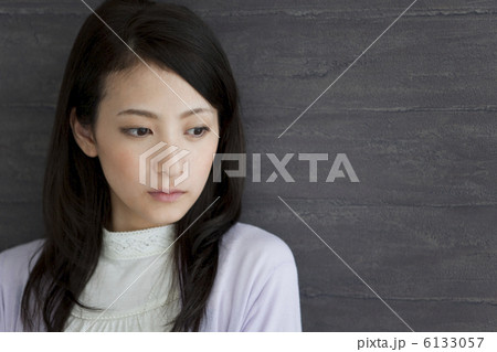 物思いにふける女性 物思いにふける女性 6133057