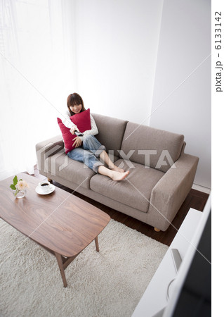 リモコンを操作する女性 6133142