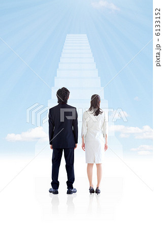 階段の前に立つビジネスマンとビジネスウーマン 6133152