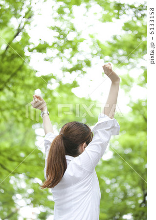 木立の前でストレッチをする女性 木立の前でストレッチをする女性 6133158