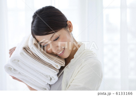 タオルを持つ女性 6133166